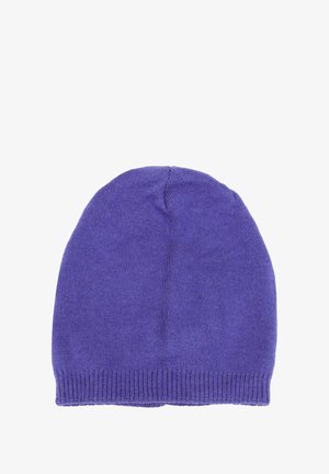 Cappello di lana a maglia viola con una vestibilità aderente, caratterizzato da una fascia a coste e una texture liscia. Design semplice, senza motivi visibili o accessori.