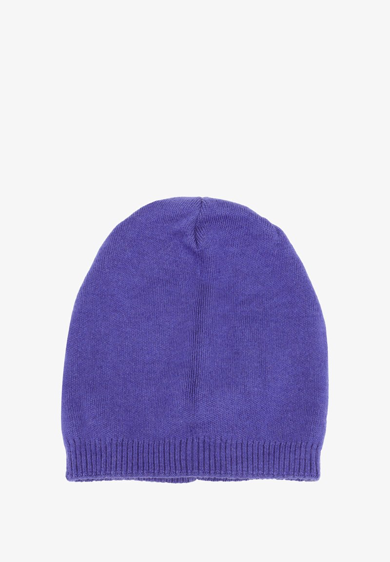Cappello di lana a maglia viola con una vestibilità aderente, caratterizzato da una fascia a coste e una texture liscia. Design semplice, senza motivi visibili o accessori.