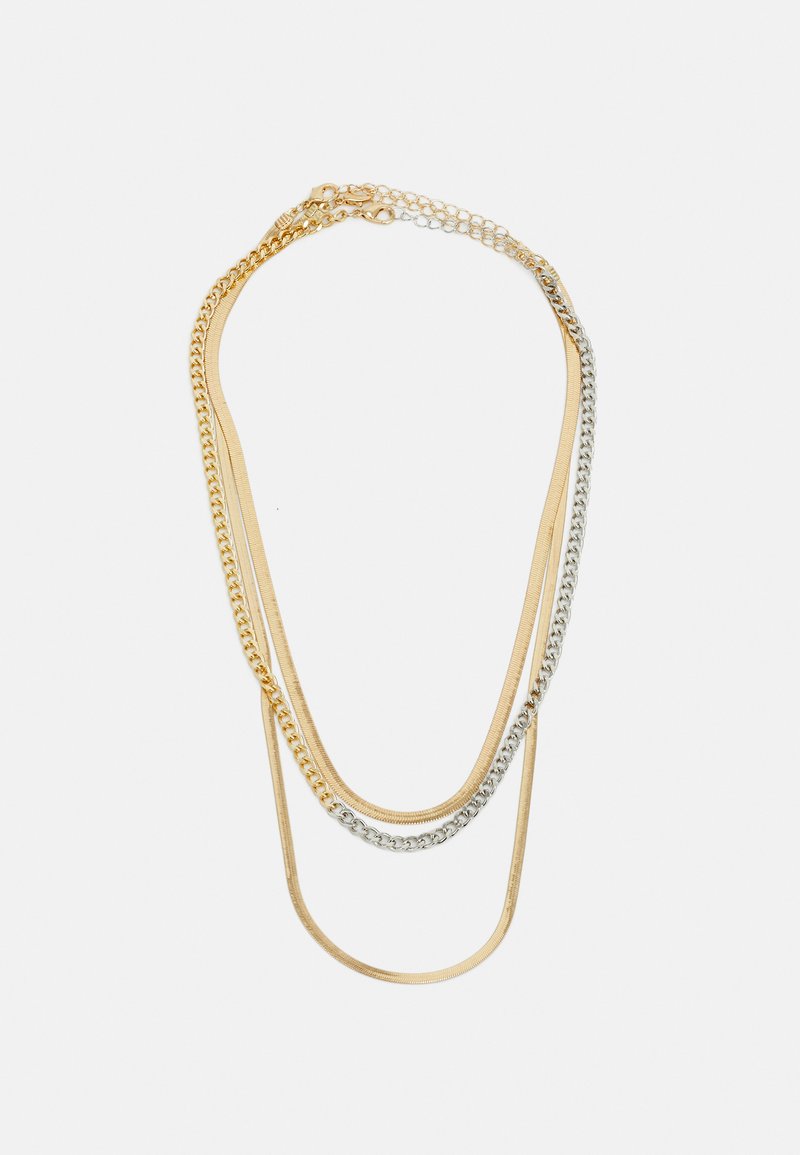 Collier multi-couches composé de chaînes en or et en argent, avec des surfaces lisses et texturées, et un mélange de maillons fins et épais.