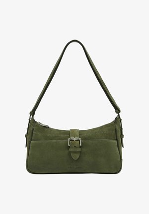 Sac à épaule en daim vert olive avec une bandoulière ajustable, détail de boucle à l'avant et fermeture à glissière en haut.