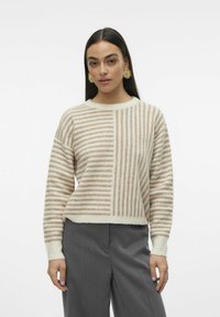 Leichter Strickpullover in Creme mit abwechselnden beigen vertikalen und horizontalen Streifen, Rundhalsausschnitt und gerippten Bündchen.