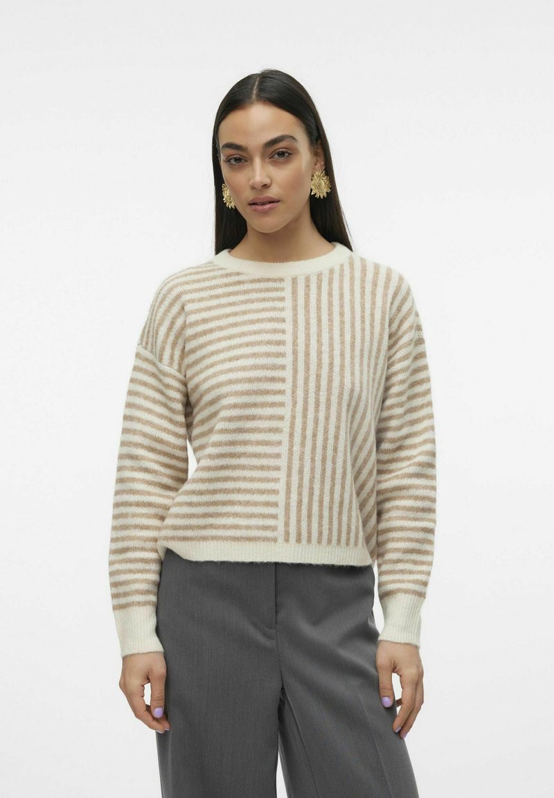 Lettet strikket sweater i creme med skiftende beige vertikale og horisontale striber, rund halsudskæring og ribstrikkede manchetter.