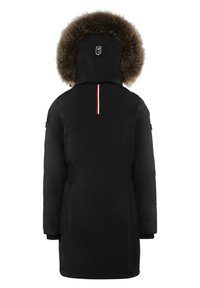 Černá parka s kapucí na límci z umělé kožešiny, centrální červenobílý pruh na zadní straně, elastické manžety a středně dlouhý design pro teplo.