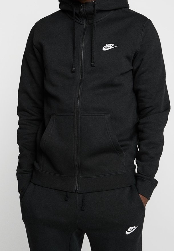 Zwarte rits-hoodie van zacht, gemengd katoen. Bevat een zak aan de voorkant, een capuchon met trekkoord en het witte Nike-logo op de borst.