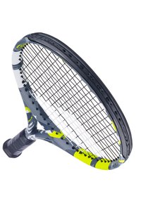 Tennissracket met een zwart, grijs en geel frame, zwarte snaren en een gewikkelde zwarte grip, schuin op een witte achtergrond.
