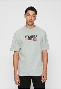 FUBU - CORPORATE INTNL  - Marškinėliai su spaudiniu - grey Miniatiūros vaizdas 1