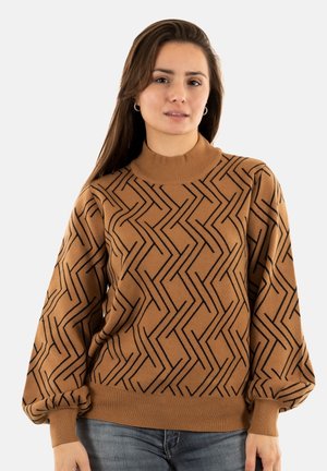 Suéter marrón de punto con patrón de zigzag negro, cuello alto y mangas abullonadas, con dobladillo y puños acanalados.