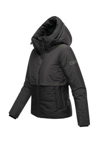 Doudoune noire avec un col haut et une capuche détachable. Présente des textures mates et brillantes contrastantes, des poches latérales zippées et une patch logo.