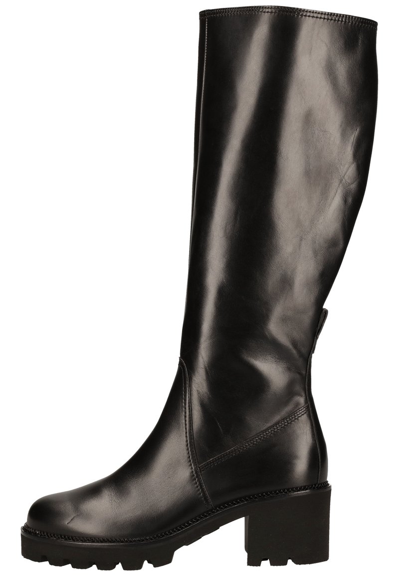 Bota negra alta de cuero con tacón ancho y suela texturizada, costuras visibles y acabado pulido suave.