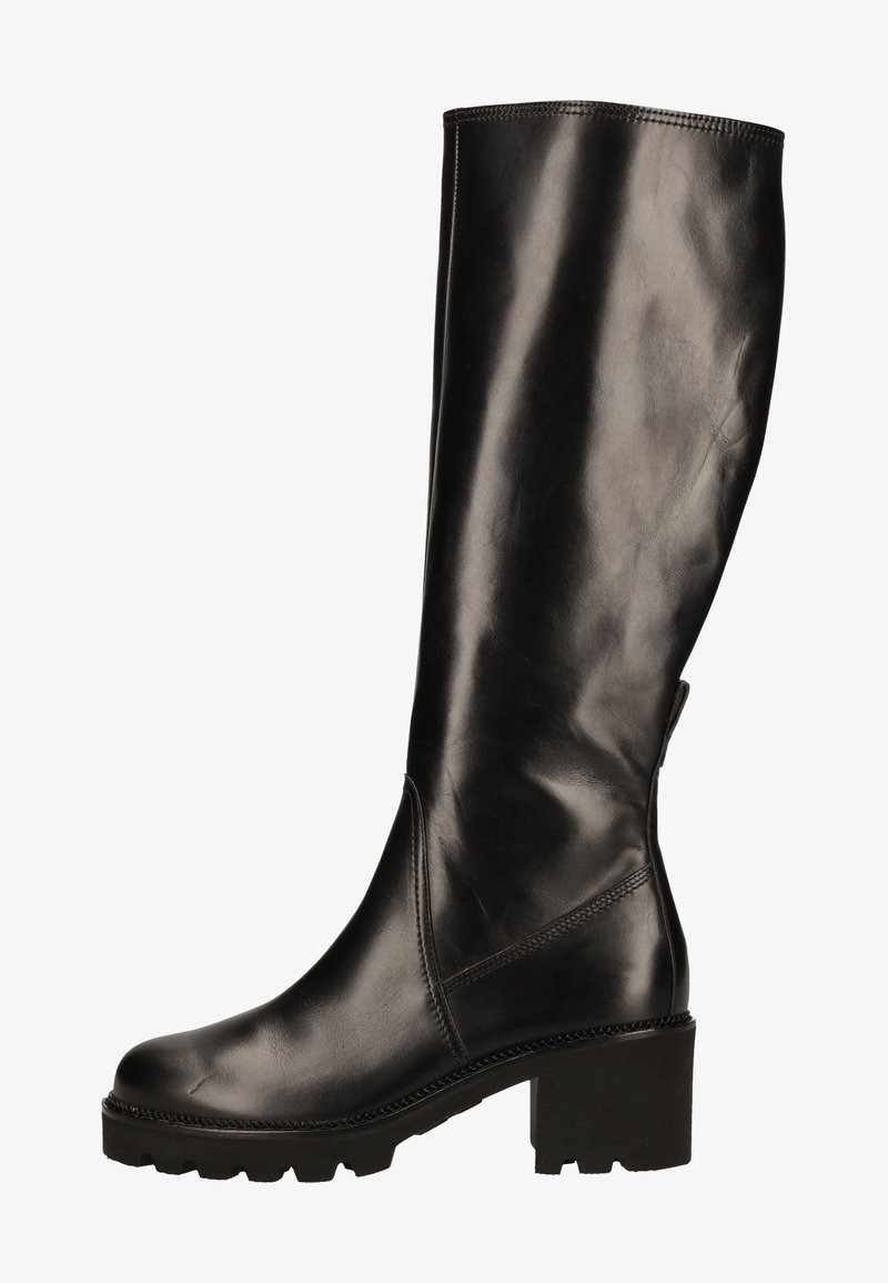 Bota negra alta de cuero con tacón ancho y suela texturizada, costuras visibles y acabado pulido suave.