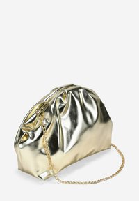 Bolso de mano metálico dorado con un diseño recogido, strap de cadena y textura suave. Presenta una forma estructurada y un detalle plisado.