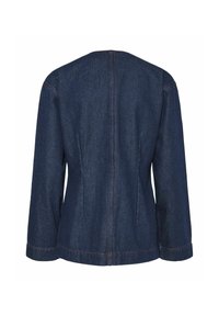 Tamno plavi traper jakna s zakrivljenim stražnjim šavom, dugim rukavima i kontrastnim crvenim šavovima duž rubova i manžeta.