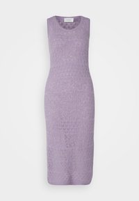 Abito aderente senza maniche realizzato in tessuto a maglia color lilla. Presenta una texture a motivo con scollo a costine e orlo fino al ginocchio.