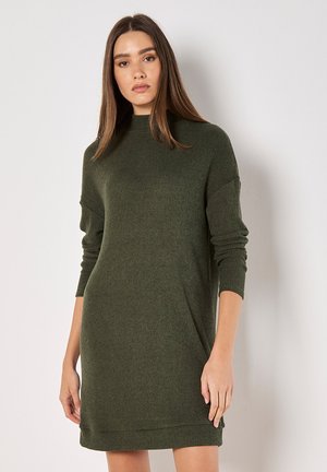 Groene geribbelde gebreide jurk met lange mouwen en een opstaande kraag, met een relaxte pasvorm en een zoom net boven de knie.