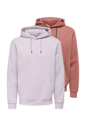 Deux sweat-shirts à capuche unis côte à côte, l'un rose clair devant et l'autre rouge doux derrière, tous deux avec des poches avant et des cordons de serrage.