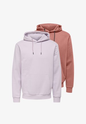 Zwei schlichte Kapuzensweatshirts nebeneinander, eines vorne in hellem Rosa und eines dahinter in gedämpftem Rot, beide mit Fronttaschen und Kordelzügen.