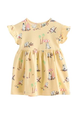 Keltainen taaperomekko, jossa röyhelöiset hihat ja Muumi-hahmoja sisältävä ranta-, aurinkovarjo-, palmupuu- ja hiekkalinnojakuvio.