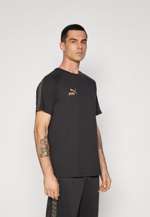 Zwarte short-sleeve t-shirt in katoenmix met een ronde hals, voorzien van een tan "KING" logo en geprinte accenten op de mouwen.