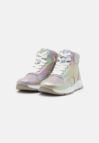 Iridescente High-Top-Sneaker mit glatter Textur, weißen Schnürsenkeln und grauen Akzenten. Detail mit seitlichem Reißverschluss und gepolsteter Sohle.