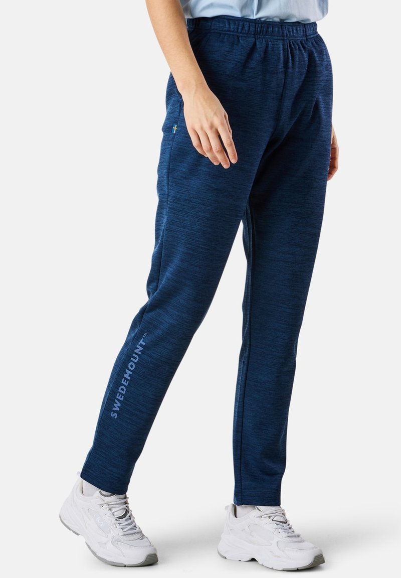 Marineblå sweatpants med en melerad struktur, elastisk midja och tryckt "SWEDEMOUNT"-logotyp i vitt på nedre vänstra benet.