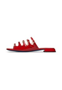 Sandali in pat leather rosso con punta aperta, dotati di cinque cinturini regolabili con fibbie dorate, suola piatta e un leggero tacco.