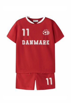 Ensemble maillot de sport rouge à manches courtes et short avec bordure blanche, numéro 11 sur les deux, texte "DANMARK" et emblème ballon de football avec trois étoiles.