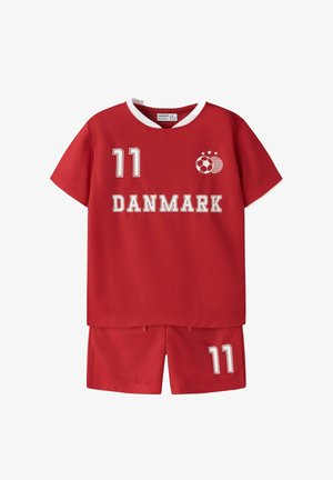 Rødt sportsæt med korte ærmer og shorts med hvid kant, nummer 11 på begge dele, teksten "DANMARK" og en fodbold med tre stjerner emblem.