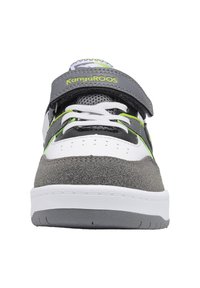 Graue und weiße Sneaker aus einer Mischung von Wildleder und Mesh-Materialien. Mit grünen Akzenten, einem Klettverschluss und einer strukturierten Gummisohle.