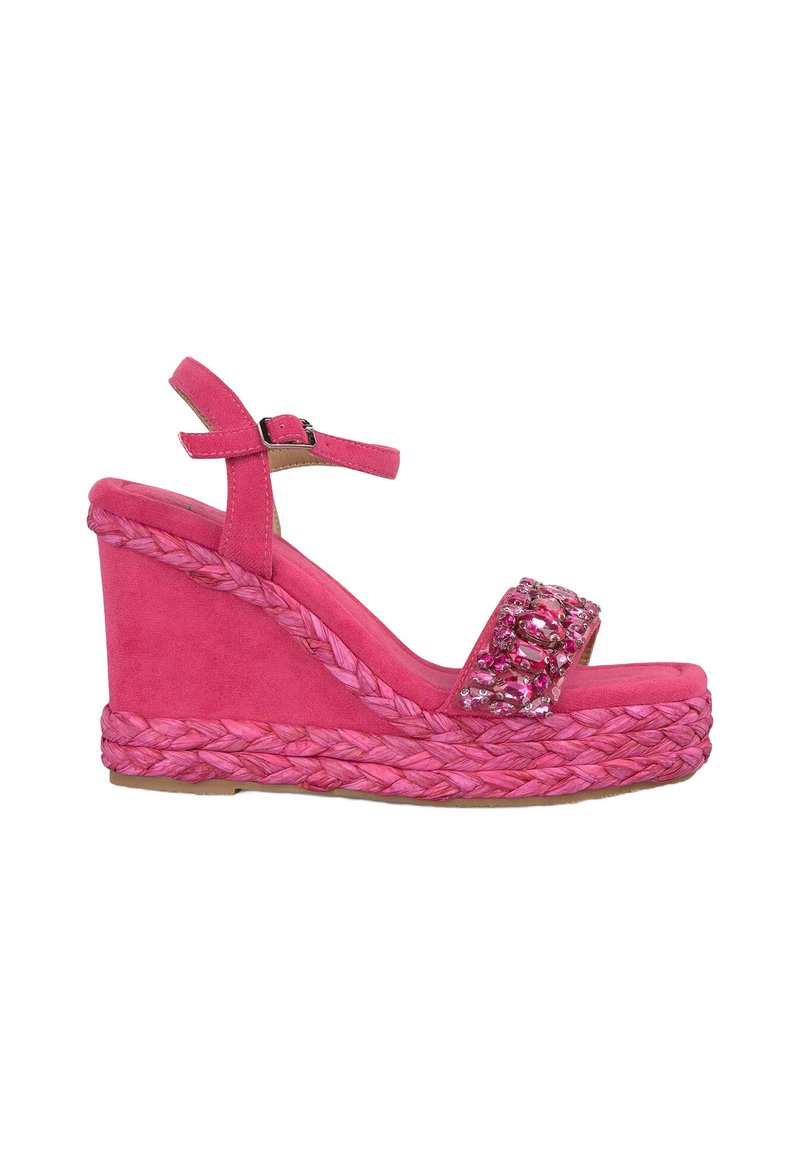 Sandali wedge rosa con suola in juta intrecciata, parte superiore in tessuto, cinturino alla caviglia regolabile e un dettaglio decorativo in perline sulla fascia anteriore.