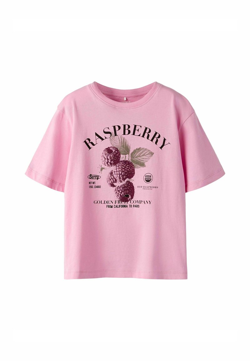 T-shirt en coton rose à manches courtes, avec un graphique de framboise et le texte "FRAMBOISE" et "SOCIÉTÉ DES FRUITS D'OR" en noir.