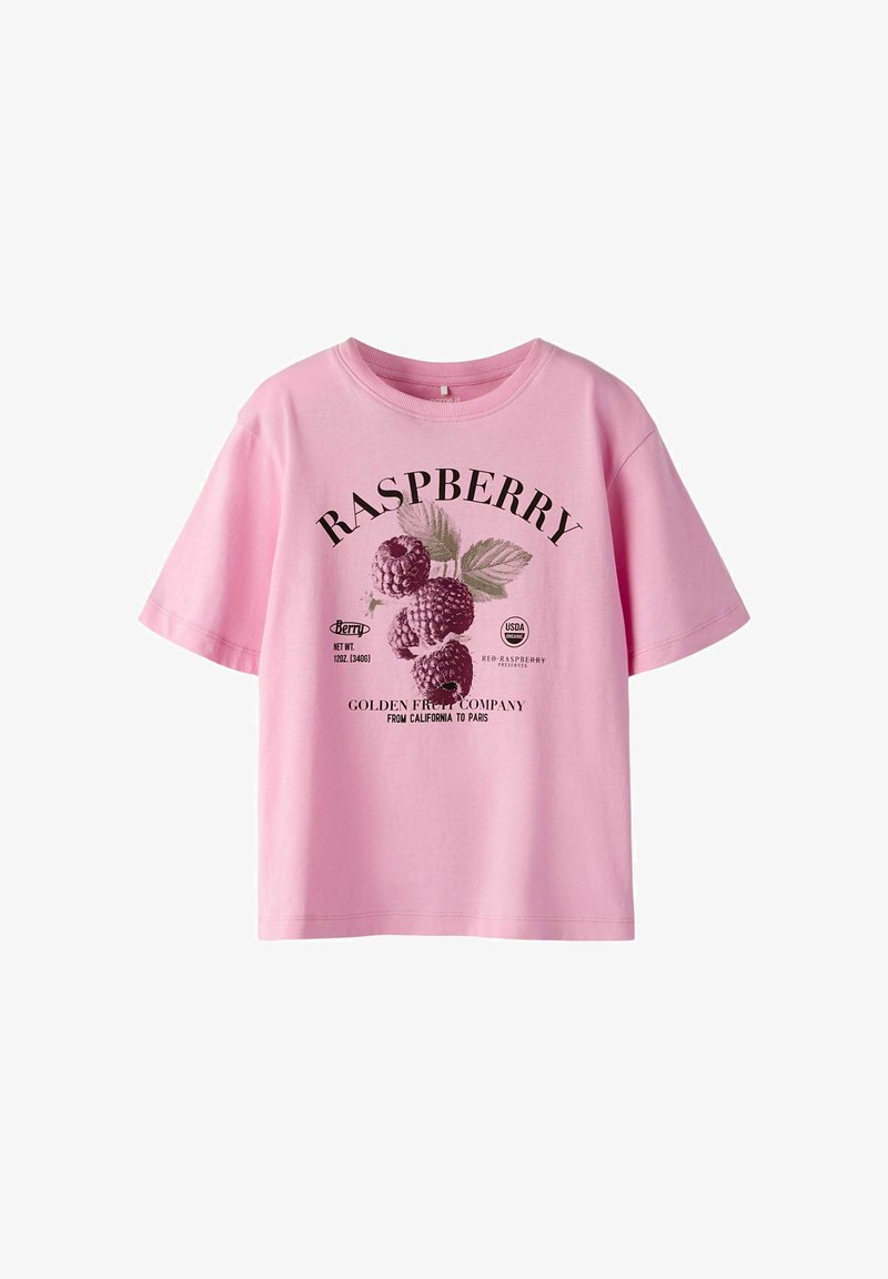 Roze katoen t-shirt met korte mouwen, met een frambozenafbeelding en de tekst "FRAMBOOS" en "GOLDEN FRUIT COMPANY" in het zwart.