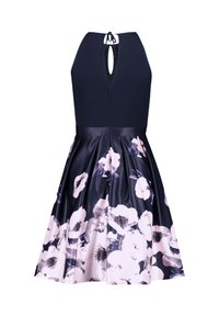 Robe bleu marine sans manches avec col halter et lien dans le dos, présentant une jupe plissée avec un grand imprimé floral rose clair et blanc.
