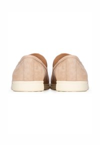 Lichtbeige suède schoenen met een laag profiel, met een gladde textuur en een roomkleurige rubberen zool. Achteraanzicht weergegeven.