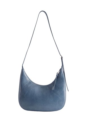Bolso de cuero azul para el hombro con una correa larga y cierre de cremallera con una borla de cuero como tirador.