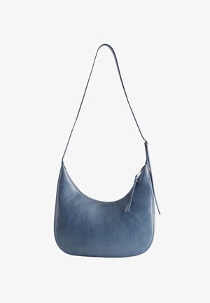 Bolso de cuero azul para el hombro con una correa larga y cierre de cremallera con una borla de cuero como tirador.