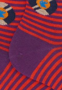 Calze colorate con tessuto viola caratterizzato da strisce rosse e arancioni. Il design notevole include un motivo giocoso di un disco in vinile.