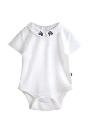 Wit babyrompertje met korte mouwen en een Peter Pan-kraag, met aan elke kant een klein geborduurd blauw en groen tractornetje.