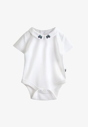 Valge lühikeste varrukatega beebikehaülikond Peter Pani kraega, mille mõlemal küljel on tikitud väikesed sinised ja rohelised traktorid.