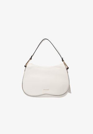 Borsa a tracolla in pelle bianca con silhouette curva, dotata di un bordo nero, una tracolla singola e hardware color oro. Dettagli di design minimalista.