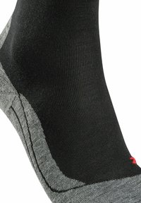 Chaussette noire et grise avec une texture côtelée, un talon renforcé et un accent rouge au niveau de la cheville. Sections clairement définies avec des couleurs unies.