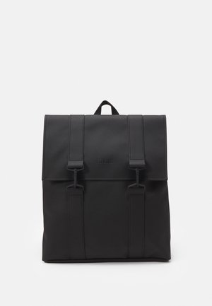 Černý batoh se strukturovaným designem. Vyrobený z hladkého materiálu, obsahuje dva přední popruhy, magnetické zapínání a horní rukojeť.