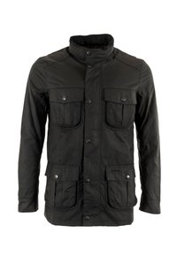 Zwarte jas met een hoge kraag en knoopsluitingen, voorzien van vier voorzakken en een gladde textuur. Subtiele branding aan de zoom.