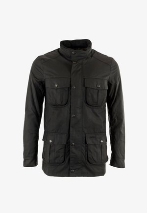 Schwarze Jacke mit hohem Kragen und Knopfverschluss, ausgestattet mit vier Fronttaschen und einer glatten Textur. Dezente Branding am Saum.