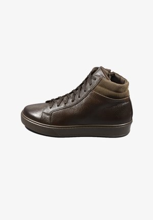 Sneaker alta in pelle marrone con finitura testurizzata, colletto alla caviglia in suede a contrasto e lacci marroni. Suola in gomma con un motivo di battistrada discreto.