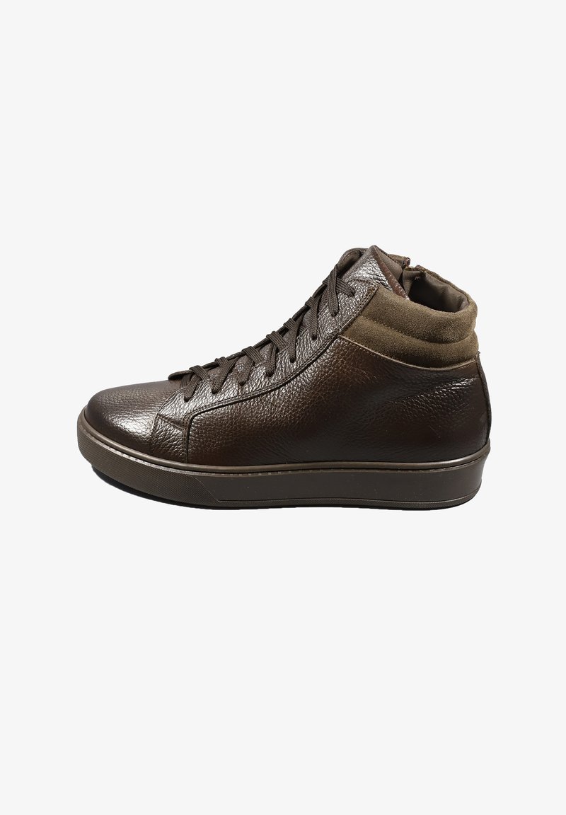 Sneaker alta in pelle marrone con finitura testurizzata, colletto alla caviglia in suede a contrasto e lacci marroni. Suola in gomma con un motivo di battistrada discreto.