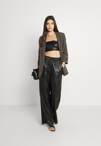 Good American WIDE LEG - Calças - black