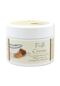 Weißer runder Behälter mit Fußcreme und einem beigen Etikett, das eine Schüssel, Hausschuhe und Text in Deutsch zeigt; entworfen für feuchtigkeitsspendende Pflege.