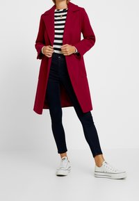 Dorothy Perkins Petite Abrigo clásico - red