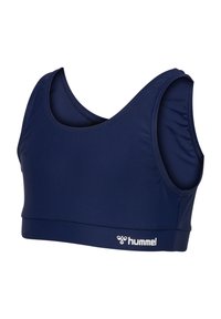 Granatowy stanik sportowy wykonany z gładkiego, elastycznego materiału. Posiada klasyczny wycięty dekolt oraz naszywkę z logo na dole.