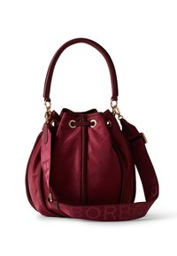 Borsa a secchiello color bordeaux con tessuto testurizzato, chiusura con coulisse, manico imbottito e tracolla larga removibile con scritte in rilievo.